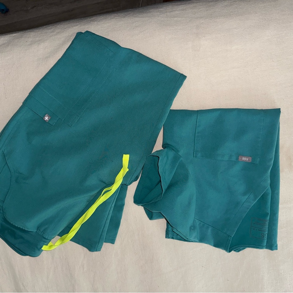 Figs women’s M scrub set